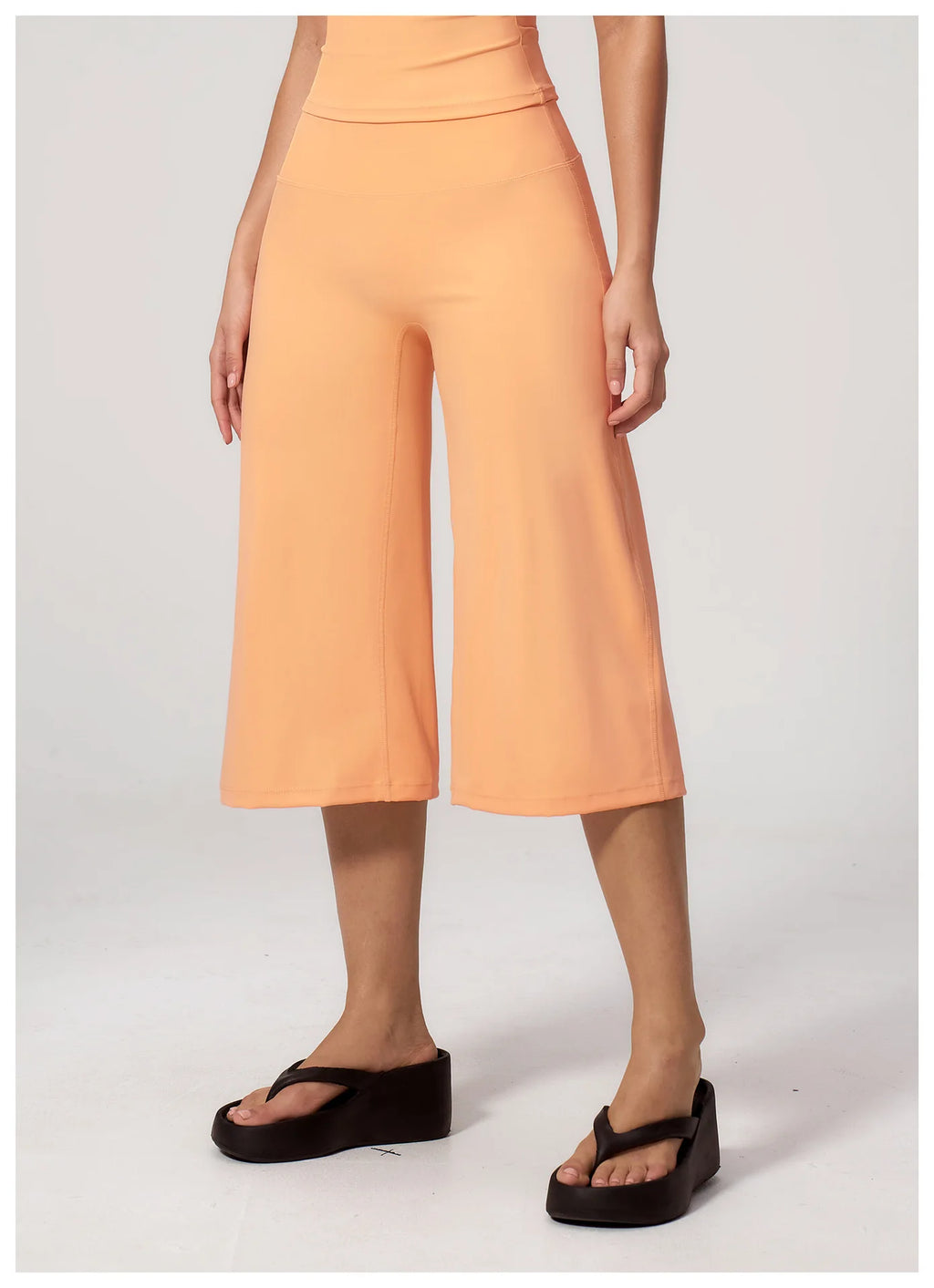 NLW High-Waisted Flared Capri Pants