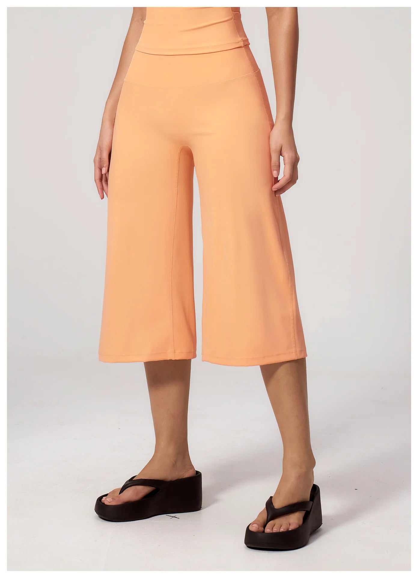 NLW High-Waisted Flared Capri Pants